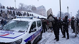 Paris : des centaines de jeunes migrants africains survivent dans le froid