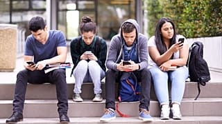 Las redes sociales dominan nuestras vidas, pero la manera de usarlas y regularlas está cambiando de forma drástica debido a la IA.