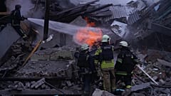 Acil servis personeli Kharkiv'de Rus füze saldırısının ardından çıkan yangını söndürmek için çalışıyor, 2 Ocak, 2026