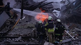 Pessoal dos serviços de emergência trabalha para apagar um incêndio na sequência de um ataque com mísseis russos em Kharkiv, 2 de janeiro de 2026