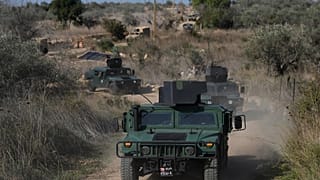 آليات للجيش اللبناني قرب الحدود مع إسرائيل في بلدة علما الشعب جنوب لبنان، في 28 نوفمبر 2025.