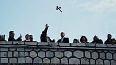 Gläubige kommen zur Epiphaniefeier bei Athen. Ein griechisch-orthodoxer Priester wirft ein Kreuz ins Wasser und segnet den schwindenden Marathonsee. Am sechsten Januar 2026.