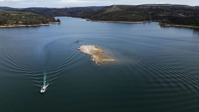 6 Ocak 2026’da Yunanistan’ın Atina kenti yakınlarındaki Maraton Gölü’nde, su seviyelerinin çekilmesi yıllardır süren düşük yağışları yansıtırken, yeni ortaya çıkan bir adacık görülüyor.