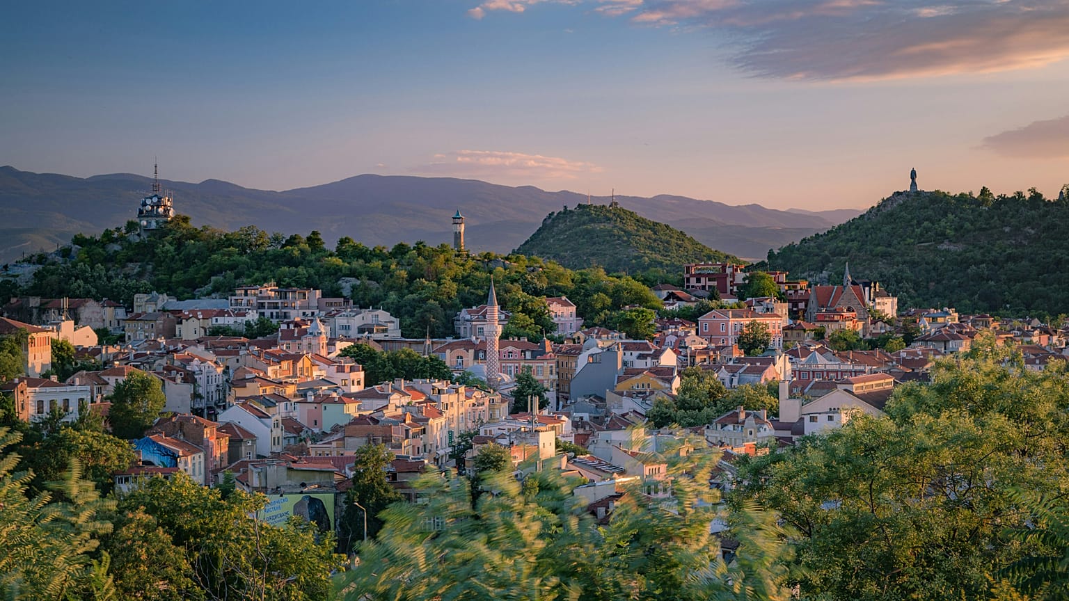 El país también acaba de adoptar el euro como moneda y entró en el espacio Schengen en 2025, lo que la convierte en una excelente base para recorrer Europa.