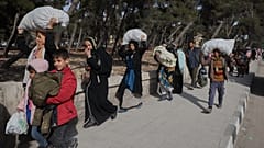 Bewohner tragen ihr Hab und Gut und fliehen aus den Vierteln Sheikh Maqsoud und Achrafieh. Am Dienstag begannen dort Gefechte.