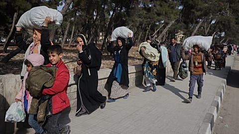 Des civils fuient Alep, l'armée syrienne boucle des zones à majorité kurde