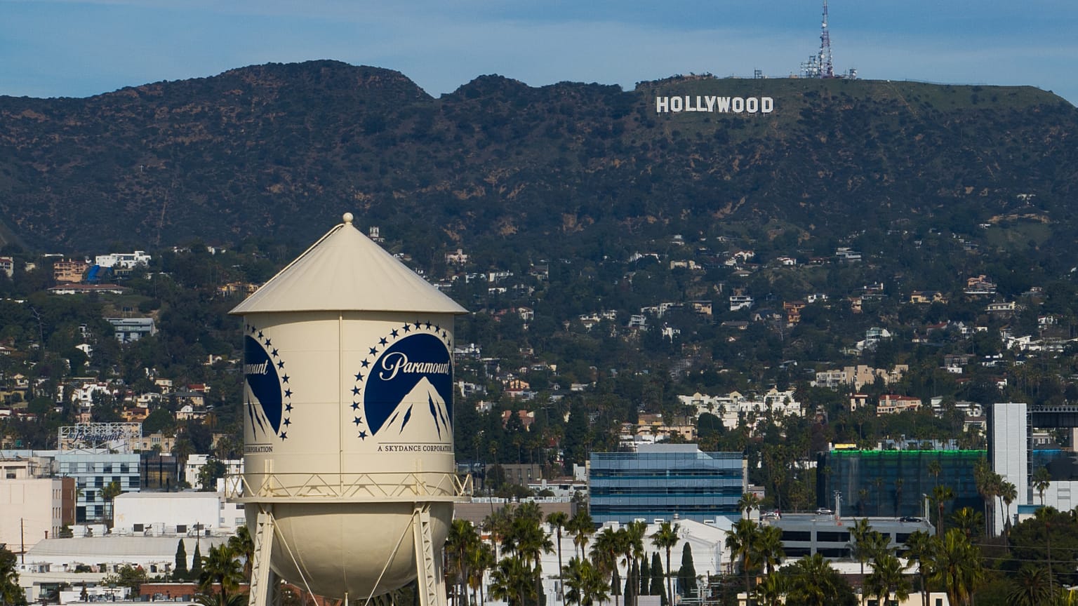 Photo d’archives. La tour d’eau de Paramount Pictures à Los Angeles, avec le panneau Hollywood au loin. 18 déc. 2025.