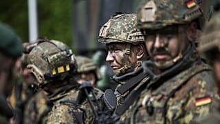 Soldaten vor einem Boxer-Militärfahrzeug in der Julius-Leber-Kaserne in Berlin, 24. April 2024