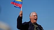 Díaz Canel sostiene la bandera venezolana durante un discurso en La Habana