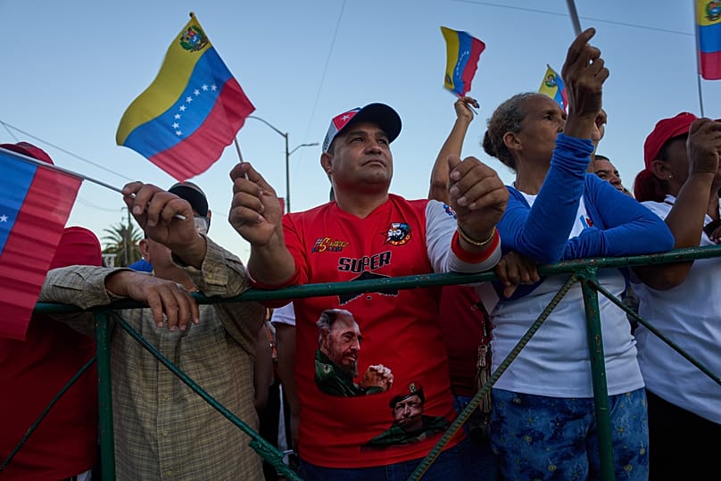 Varios cubanos sostienen la bandera venezolana en una foto de archivo.