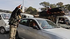 أرشد جندي من الجيش السوري السكان الذين يفرون من حيّي الشيخ مقصود والأشرفية بعد اندلاع اشتباكات يوم الثلاثاء بين القوات الحكومية السورية والمقاتلين الأكراد