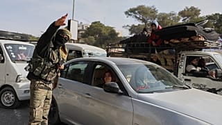 أرشد جندي من الجيش السوري السكان الذين يفرون من حيّي الشيخ مقصود والأشرفية بعد اندلاع اشتباكات يوم الثلاثاء بين القوات الحكومية السورية والمقاتلين الأكراد