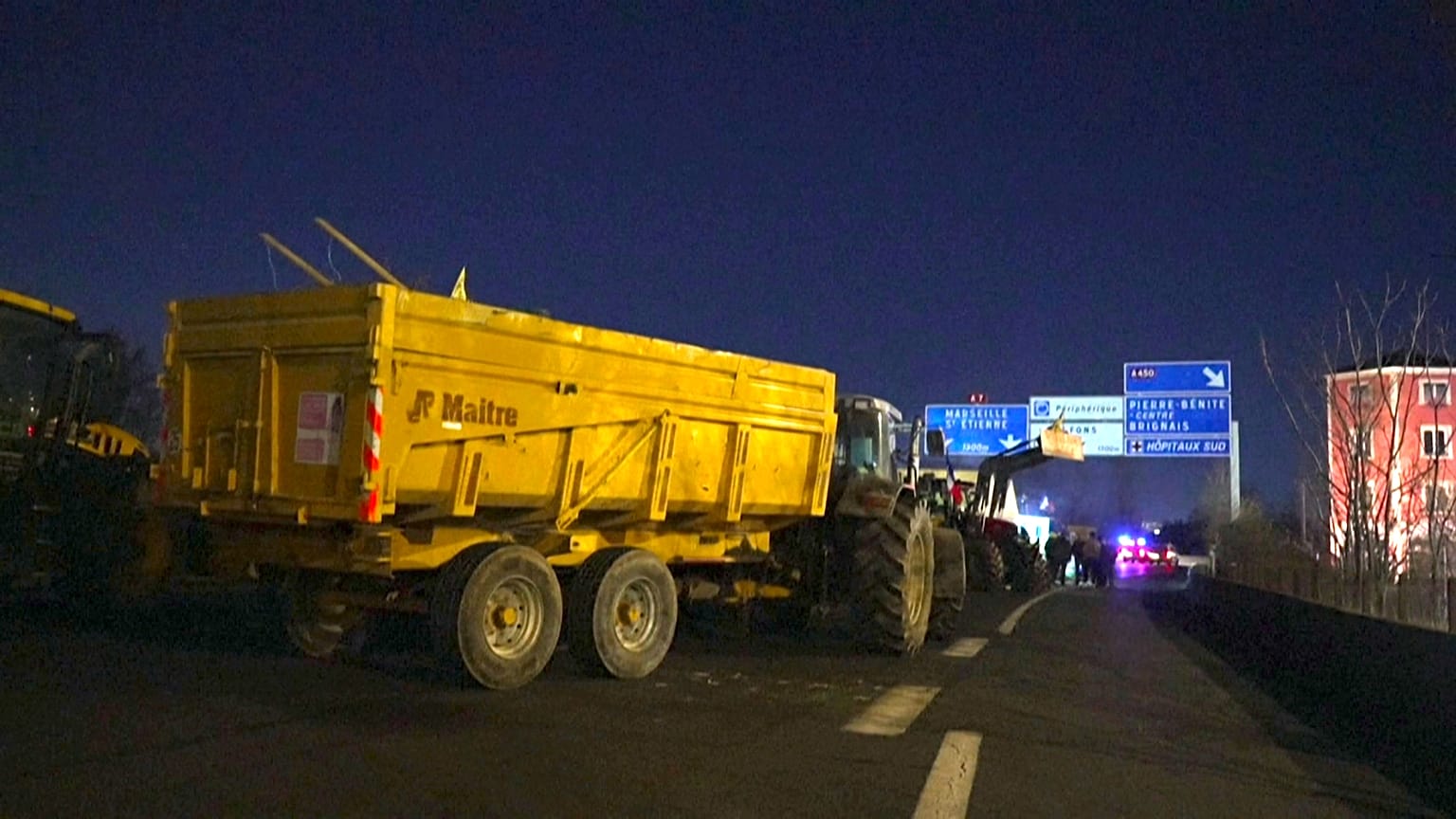 Ciągniki blokują autostradę na południe od Lyonu