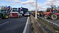 Des tracteurs bloquent une autoroute près de Lyon.