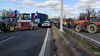 Des tracteurs bloquent une autoroute près de Lyon.