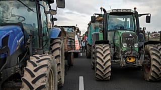 Des tracteurs bloquent une autoroute près de Lyon.