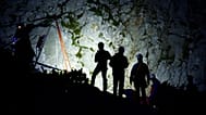 Symbolbild: Mitglieder der Bergrettung stehen am Donnerstag, 19. Juni 2014, früh neben dem Eingang der Riesending-Höhle in der Nähe von Marktschellenberg in Süddeutschland