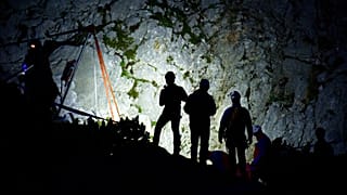 Symbolbild: Mitglieder der Bergrettung stehen am Donnerstag, 19. Juni 2014, früh neben dem Eingang der Riesending-Höhle in der Nähe von Marktschellenberg in Süddeutschland
