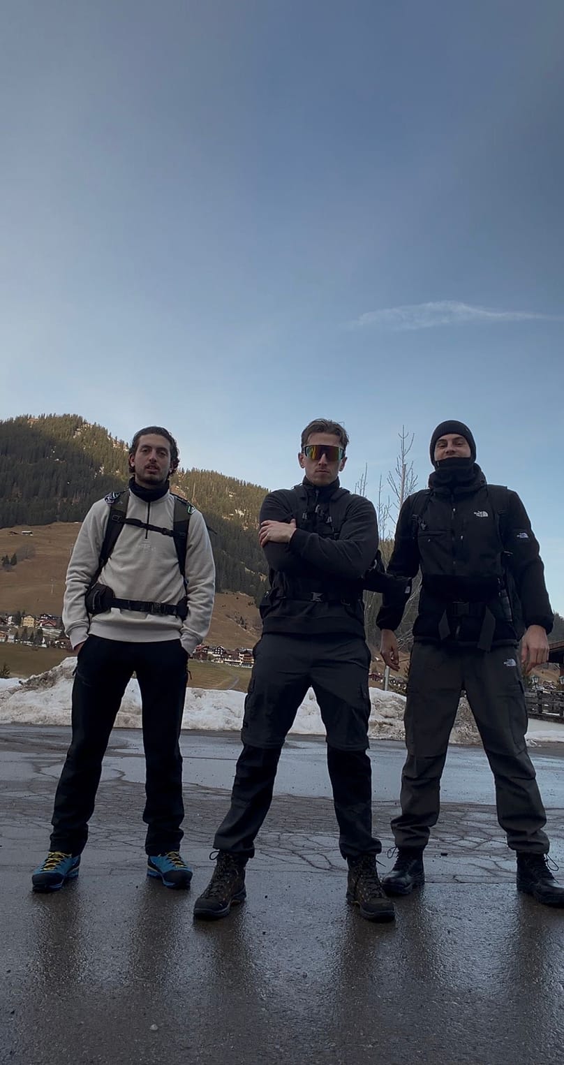 Gorpcore look in the mountains: Konto TikTok 4vsdunya pokazuje wędrówki i wycieczki, które osiągają szeroki zasięg w mediach społecznościowych.