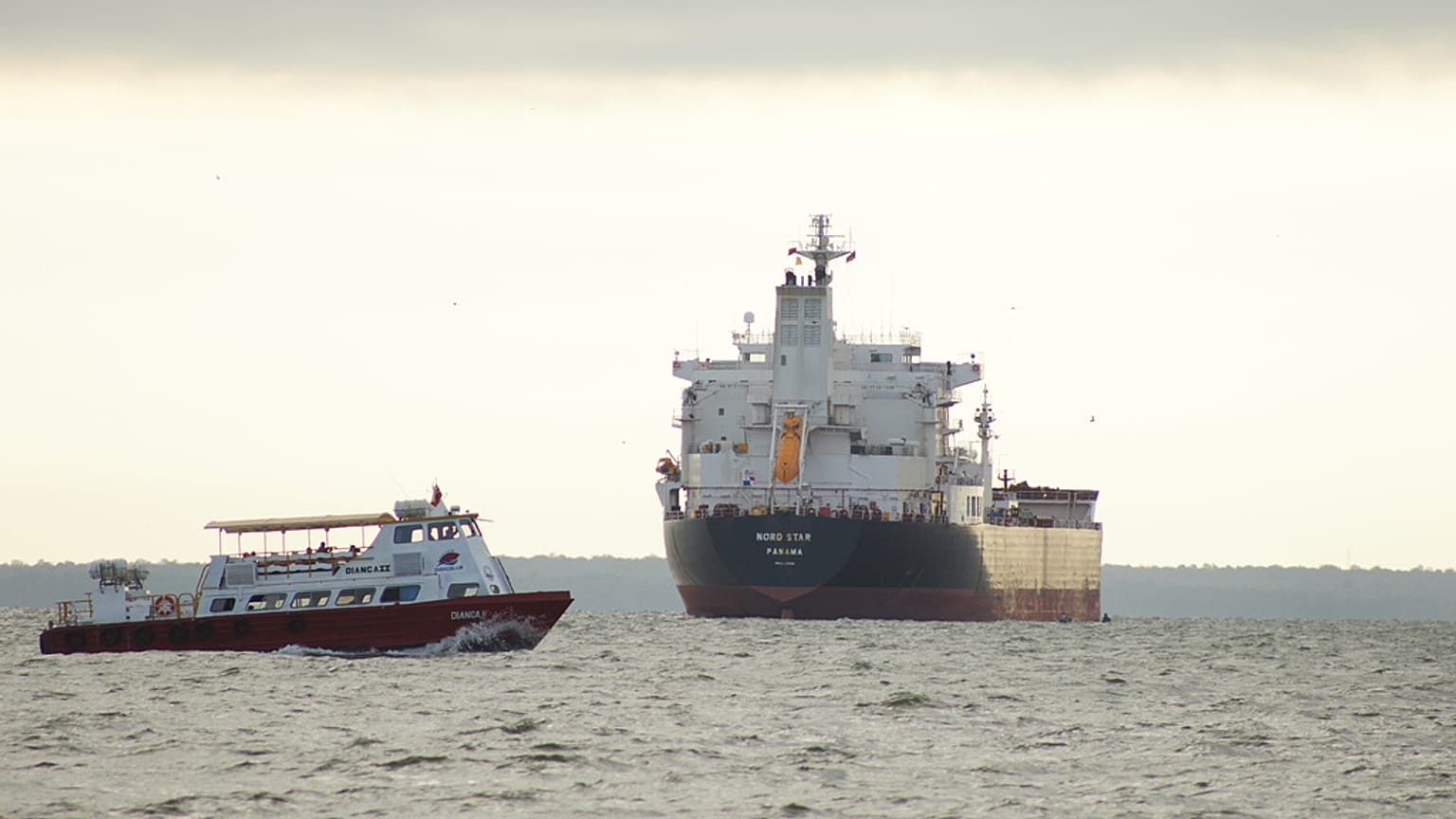 يبحر قارب بجوار ناقلة النفط نورد ستار، بنما، في بحيرة ماراكايبو، فنزويلا، الأربعاء، 7 يناير 2026.