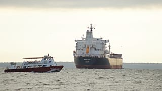 يبحر قارب بجوار ناقلة النفط نورد ستار، بنما، في بحيرة ماراكايبو، فنزويلا، الأربعاء، 7 يناير 2026.