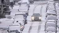 Ein Auto fährt vorsichtig über eine verschneite Straße in Gelsenkirchen im Ruhrgebiet während einer Kältewelle mit Schnee und Eis, Mittwoch, 7. Januar 2026.
