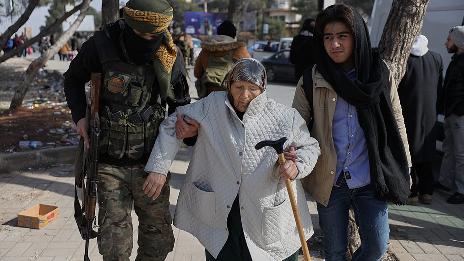 Suriye hükümet güçlerine bağlı bir asker, Halep'te bir sivile yardım ederken, 7 Ocak 2026