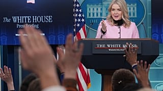 La portavoce della Casa Bianca, Karoline Leavitt, parla durante una conferenza stampa alla Casa Bianca (7 gennaio 2026)