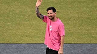 Lionel Messi, Yeni Delhi'de futbolseverleri selamlarken, 15 Aralık 2025