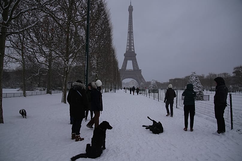  تساقط الثلوج في محيط برج إيفل بباريس، في 7 يناير 2026.