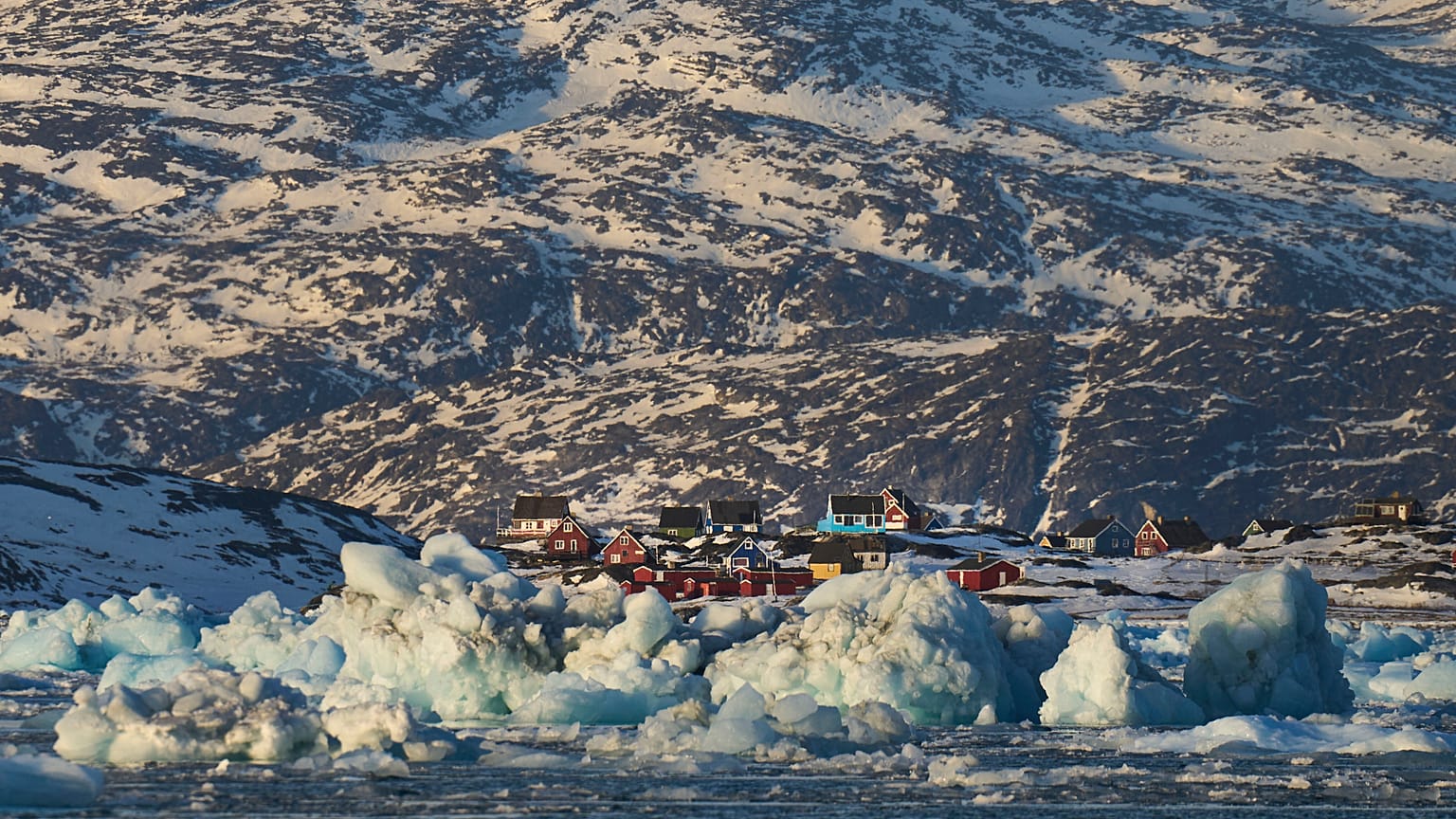 Pedaços de gelo movem-se no mar na ilha Qoornoq, perto de Nuuk, na Gronelândia, a 17 de fevereiro de 2025. 