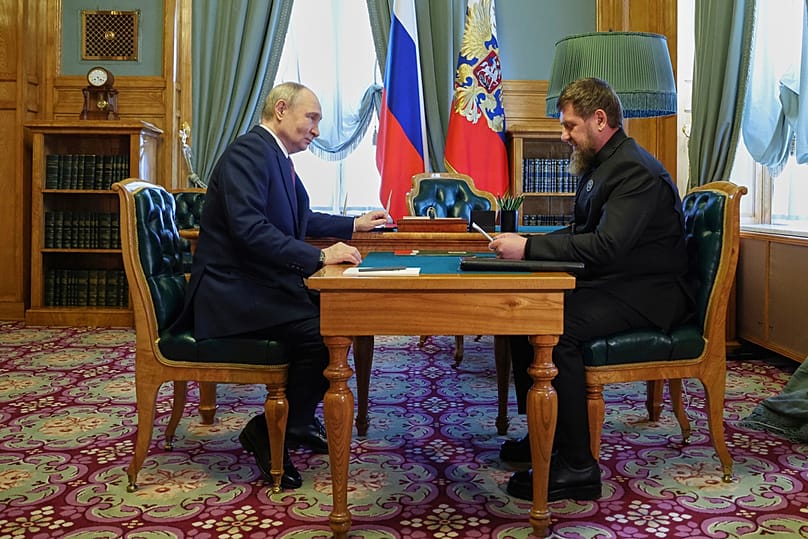 الرئيس الروسي فلاديمير بوتين يستمع إلى رئيس جمهورية الشيشان رمضان قديروف في الكرملين، موسكو، 7 مايو 2025.