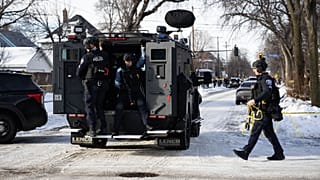 Rendőrök a lövöldözés helyszínén 2026. január 7-én