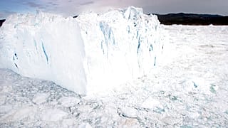 يظهر الغطاء الجليدي لغرينلاند في هذه الصورة الجوية الملتقطة في أغسطس/آب 2005. 