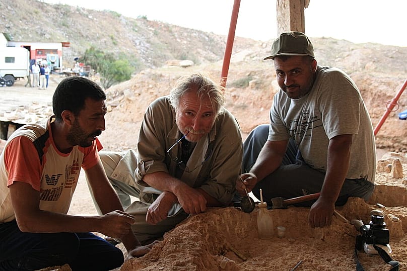 Jean-Paul Raynal, Mitdirektor des Programms, sowie Abdellali Khadouma und Khalid Nader, die Arbeiter, die im Mai 2008 den Kiefer ThI-GH-10717 entdeckten.