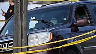 خودروی قربانی و جای گلوله مامور اداره مهاجرت بر شیشه آن