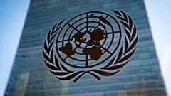 نماد سازمان ملل متحد در بیرون ساختمان دبیرخانه، ۲۸ فوریه ۲۰۲۲، در مقر سازمان ملل متحد