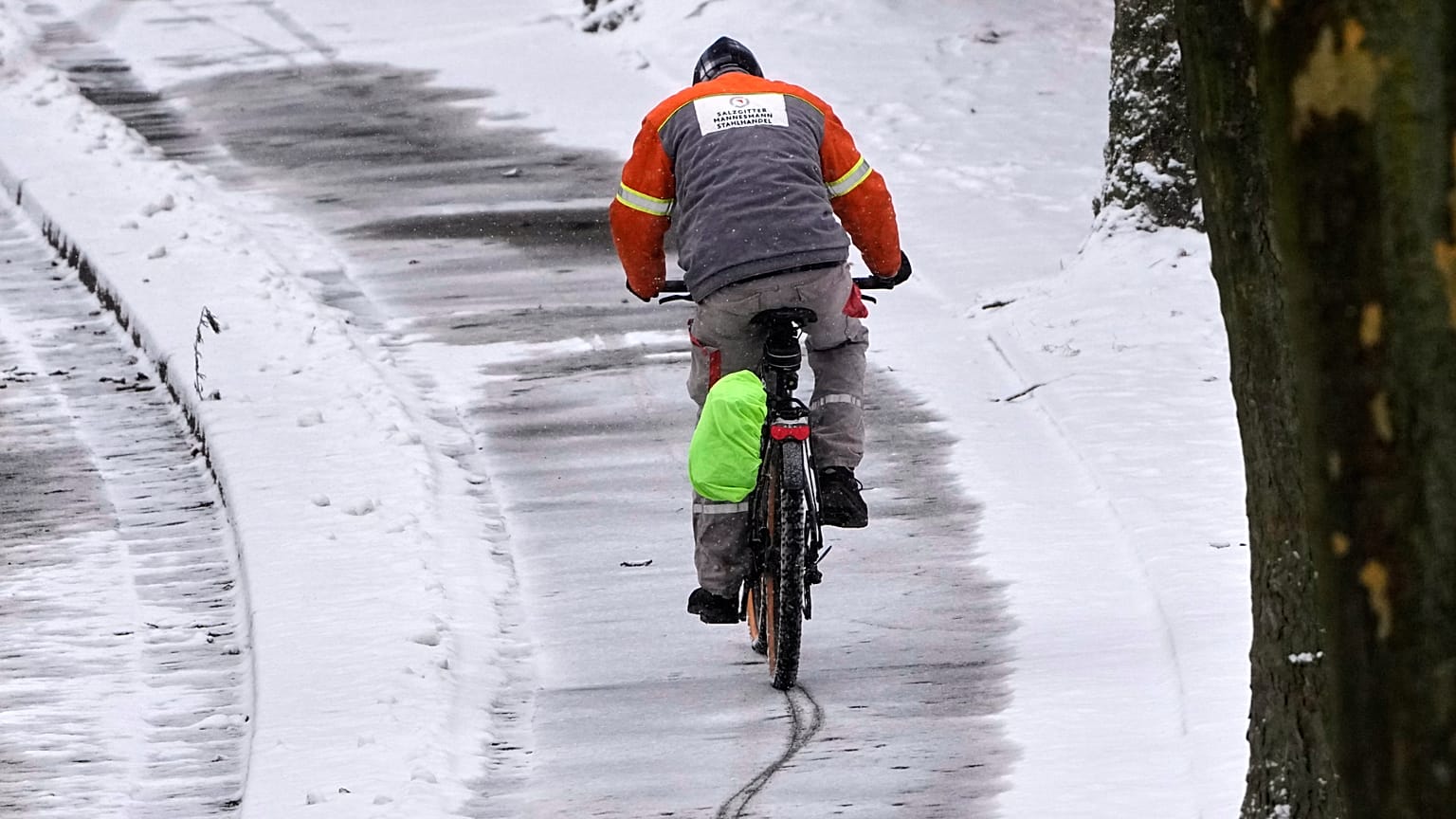 Aufgrund der andauernden Schneefälle und frostigen Temperaturen sind die Straßen vielerorts spiegelglatt.