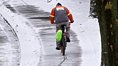 Aufgrund der andauernden Schneefälle und frostigen Temperaturen sind die Straßen vielerorts spiegelglatt.