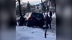 Bundespolizisten mit gezogener Waffe fordern Menschen auf, Abstand zu halten.