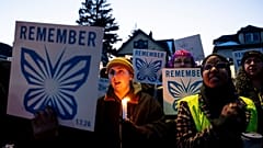In Minneapolis versammeln sich Menschen zu Protest und Mahnwache. Am Mittwoch erschoss ein Beamter der US-Einwanderungs- und Zollbehörde (ICE) eine Frau.