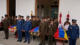 Des militaires se tiennent près des cercueils des soldats tués lors de la capture du président vénézuélien Nicolas Maduro par les États-Unis. 