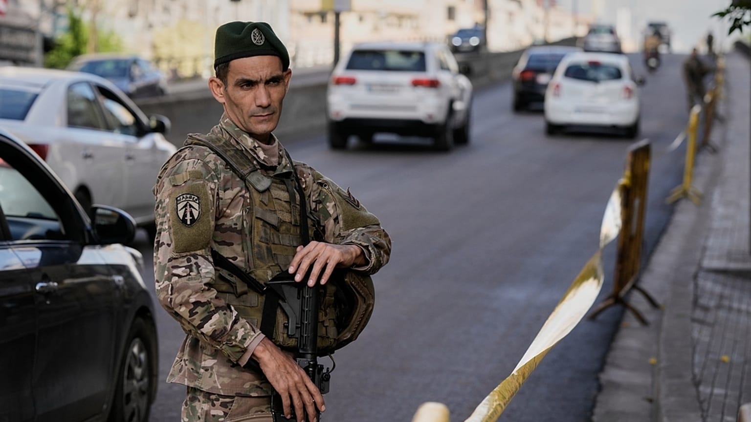 ينشر جنود الجيش اللبناني على طول الطريق تحضيرًا لوصول البابا ليو الرابع عشر إلى بيروت، لبنان، يوم الأحد 30 نوفمبر 2025.