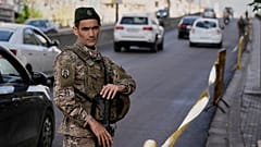 ينشر جنود الجيش اللبناني على طول الطريق تحضيرًا لوصول البابا ليو الرابع عشر إلى بيروت، لبنان، يوم الأحد 30 نوفمبر 2025.