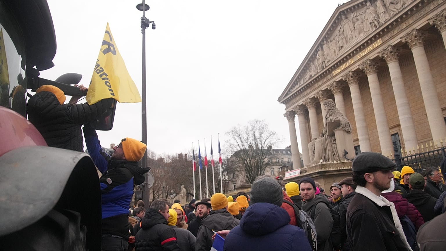 Des agriculteurs manifestent devant l'Assemblée nationale à Paris, jeudi 8 janvier 2026.