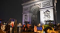 Traktoren unterm Triumphbogen zum Protest gegen das geplante Mercosur-Abkommen. Paris, 8. Januar 2026