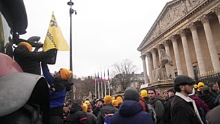 Des agriculteurs manifestent devant l'Assemblée nationale à Paris, jeudi 8 janvier 2026.