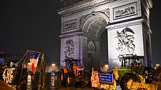 Des agriculteurs manifestent sous l'Arc de Triomphe à Paris, jeudi 8 janvier 2026.