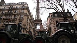 Тракторы возле Эйфелевой башни: французские фермеры протестуют против намерений ЕС подписать в ближайшие дни торговое соглашение со странами Меркосур, Париж, 8 января 2026 г.