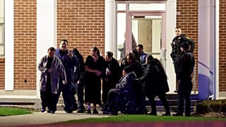 Emberek a Salt Lake City-i templomnál a lövöldözés után